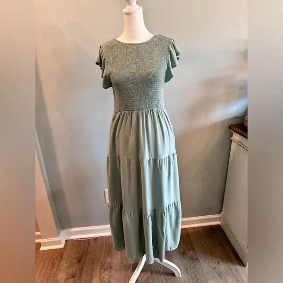 Medium Zesica sage green smocked maxi dress pockets boho cottagecore boutique - Picture 8 of 10